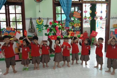 Chúng con yêu hòa bình – Chúng con xin cảm ơn các chú bộ đội!